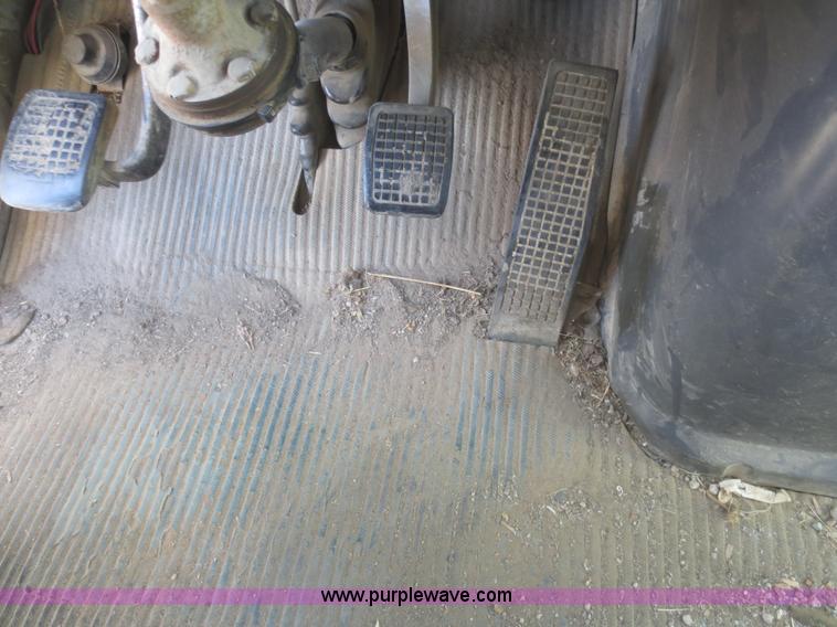 image for item D2204 1992 Ford LT9000 dump truck