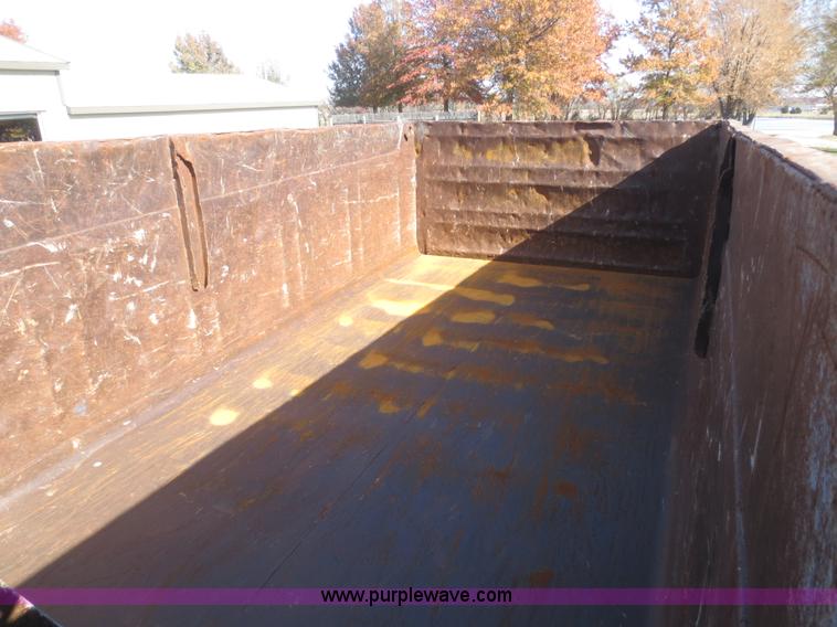 image for item D2204 1992 Ford LT9000 dump truck