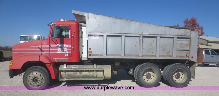 image for item D2205 1995 Freightliner FLD112 dump truck