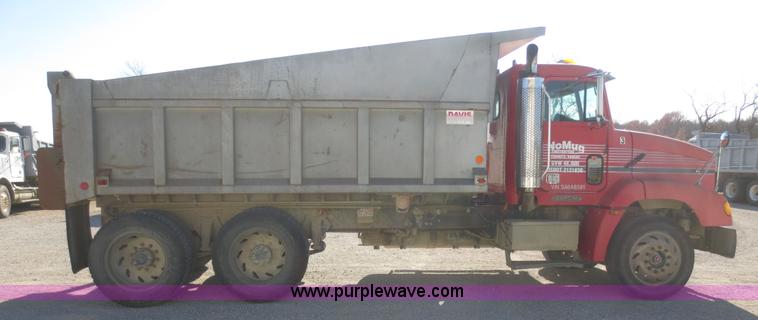 image for item D2205 1995 Freightliner FLD112 dump truck