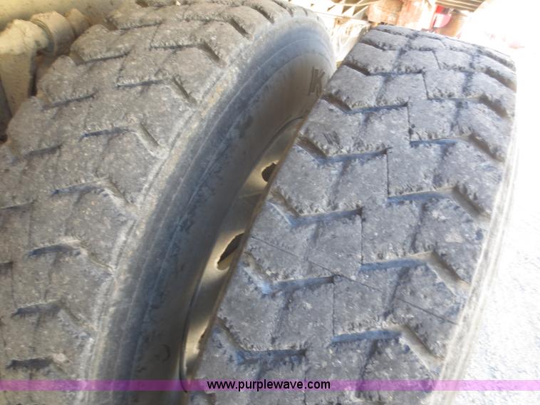 image for item D2205 1995 Freightliner FLD112 dump truck