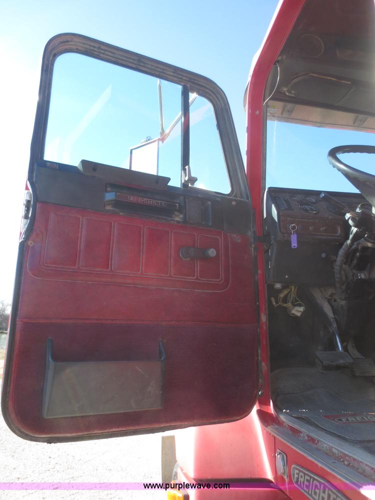 image for item D2205 1995 Freightliner FLD112 dump truck