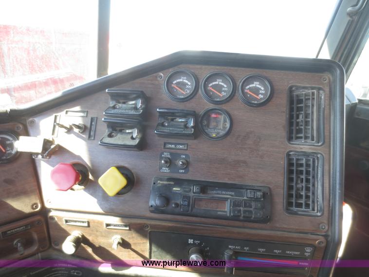 image for item D2205 1995 Freightliner FLD112 dump truck