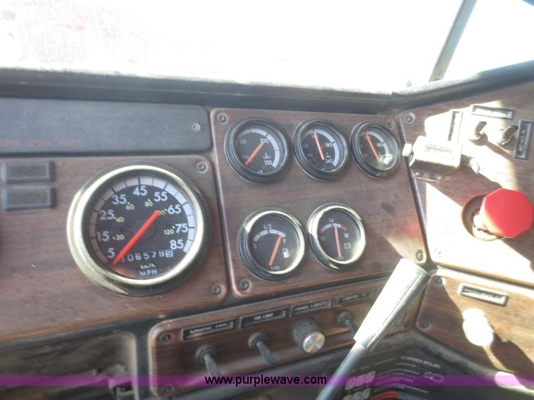 image for item D2205 1995 Freightliner FLD112 dump truck