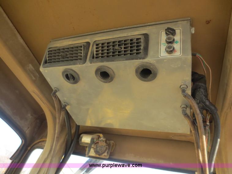 image for item D2207 1994 Caterpillar 615C Series II elevating scraper