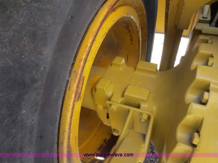 image for item D2208 John Deere 5010 elevating scraper