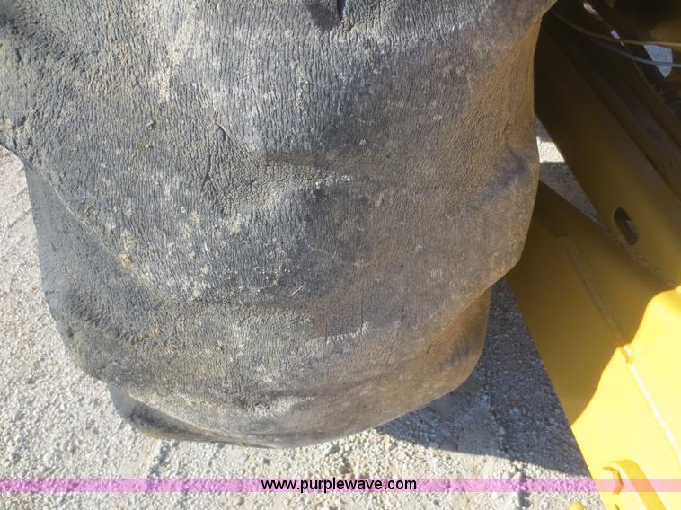 image for item D2208 John Deere 5010 elevating scraper