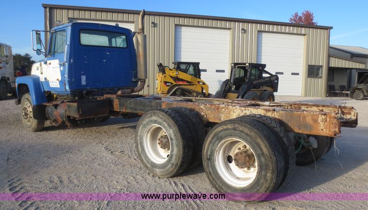 image for item D2211 1982 Ford LT9000 truck cab and chassis