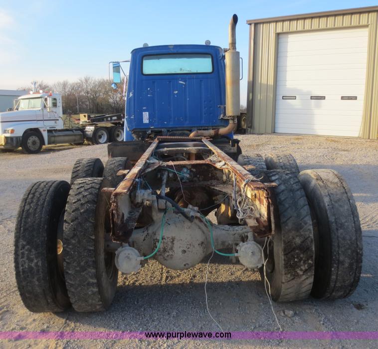 image for item D2211 1982 Ford LT9000 truck cab and chassis