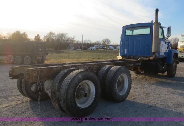 image for item D2211 1982 Ford LT9000 truck cab and chassis