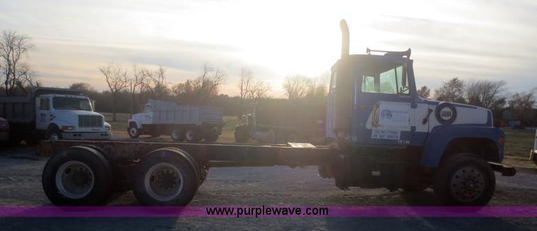 image for item D2211 1982 Ford LT9000 truck cab and chassis