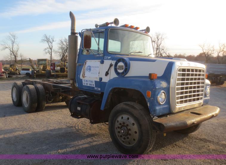 image for item D2211 1982 Ford LT9000 truck cab and chassis