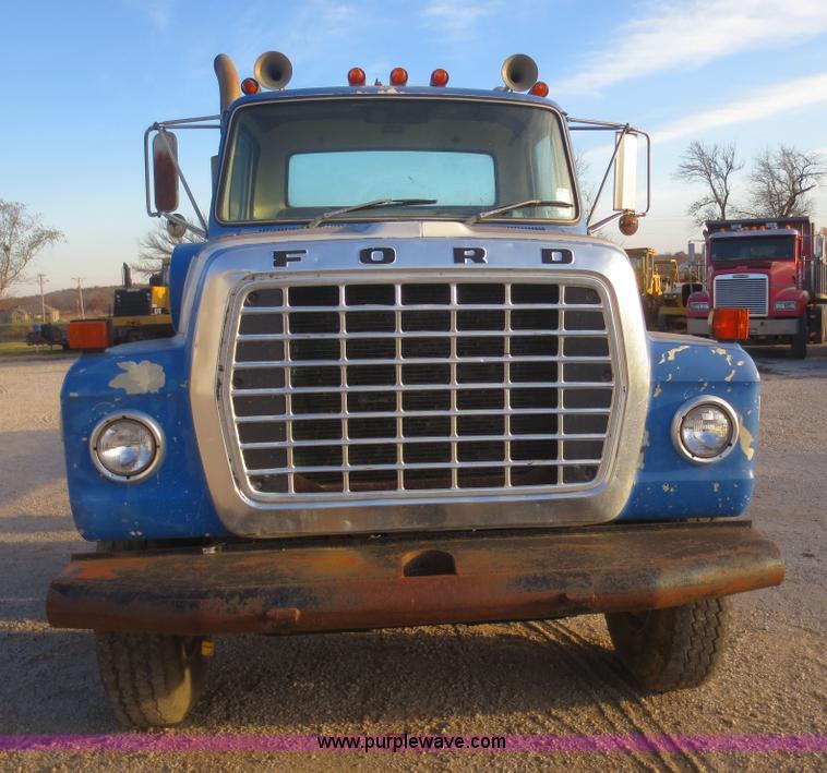 image for item D2211 1982 Ford LT9000 truck cab and chassis