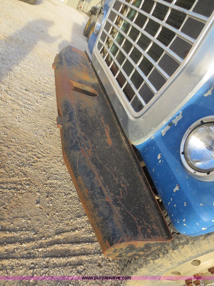 image for item D2211 1982 Ford LT9000 truck cab and chassis