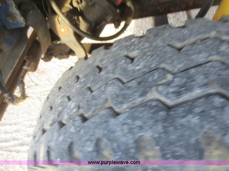 image for item D2211 1982 Ford LT9000 truck cab and chassis