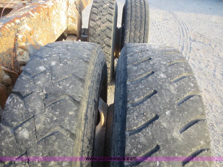 image for item D2211 1982 Ford LT9000 truck cab and chassis