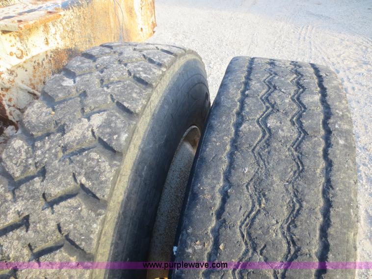 image for item D2211 1982 Ford LT9000 truck cab and chassis