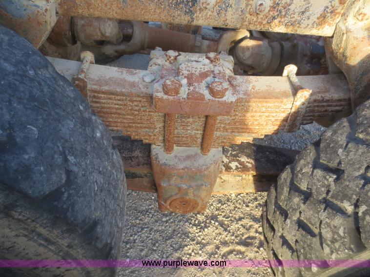 image for item D2211 1982 Ford LT9000 truck cab and chassis