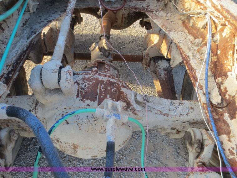 image for item D2211 1982 Ford LT9000 truck cab and chassis