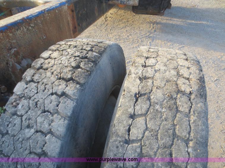 image for item D2211 1982 Ford LT9000 truck cab and chassis