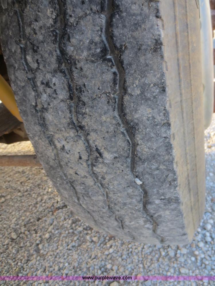 image for item D2211 1982 Ford LT9000 truck cab and chassis