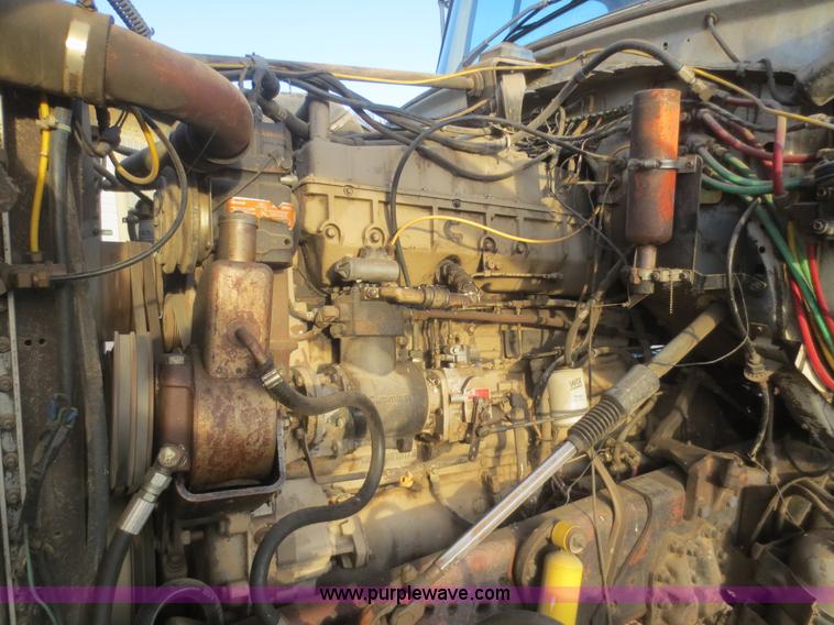 image for item D2211 1982 Ford LT9000 truck cab and chassis