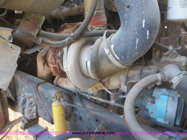 image for item D2211 1982 Ford LT9000 truck cab and chassis