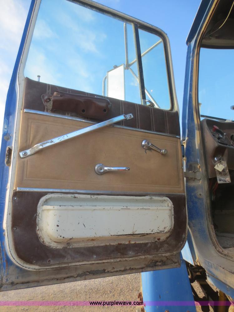 image for item D2211 1982 Ford LT9000 truck cab and chassis