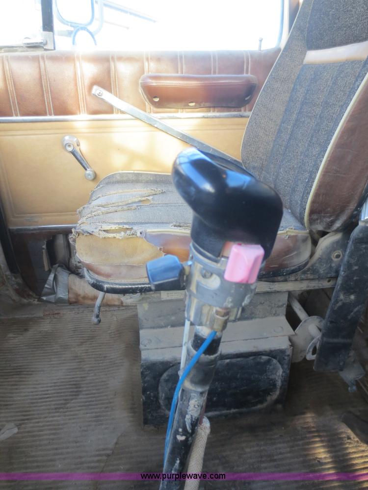 image for item D2211 1982 Ford LT9000 truck cab and chassis