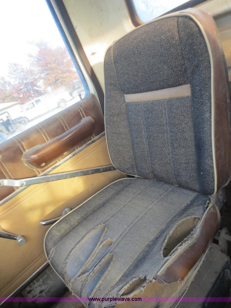 image for item D2211 1982 Ford LT9000 truck cab and chassis