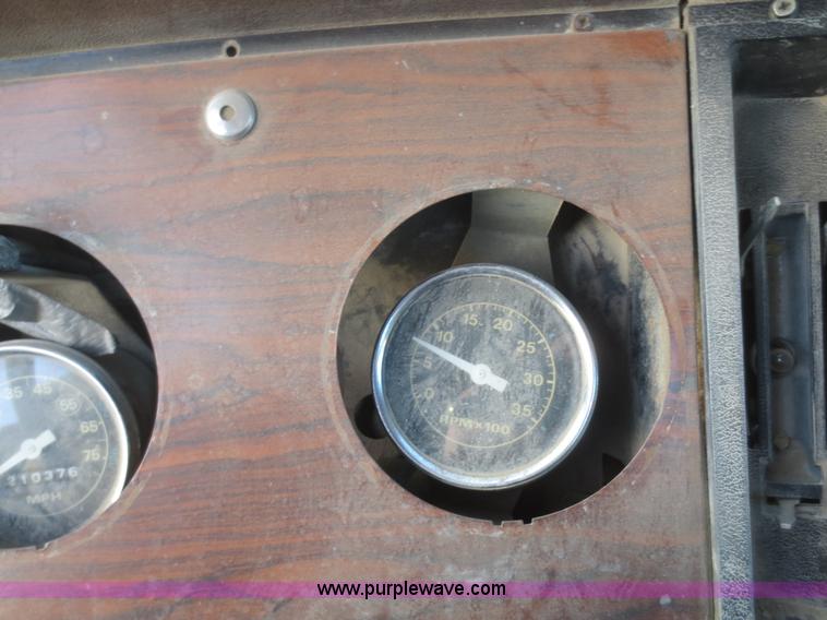 image for item D2211 1982 Ford LT9000 truck cab and chassis