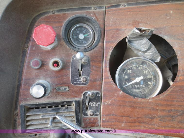 image for item D2211 1982 Ford LT9000 truck cab and chassis