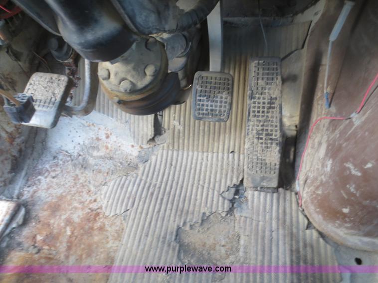 image for item D2211 1982 Ford LT9000 truck cab and chassis