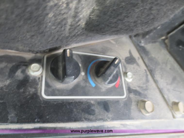 image for item D2212 1998 New Holland LX885 skid steer