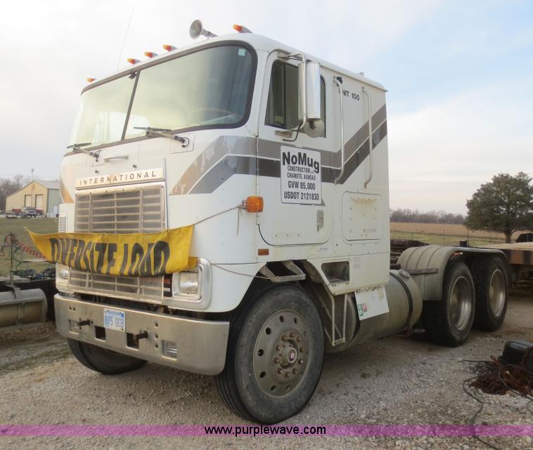 image for item D2214 1985 International COF9670 semi truck