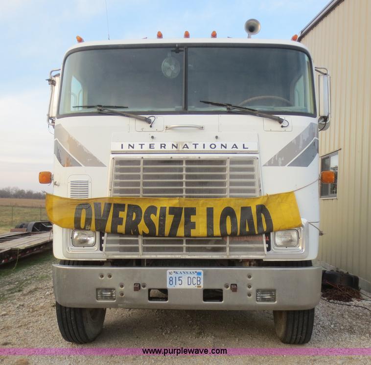 image for item D2214 1985 International COF9670 semi truck