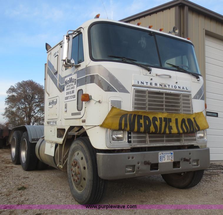 image for item D2214 1985 International COF9670 semi truck
