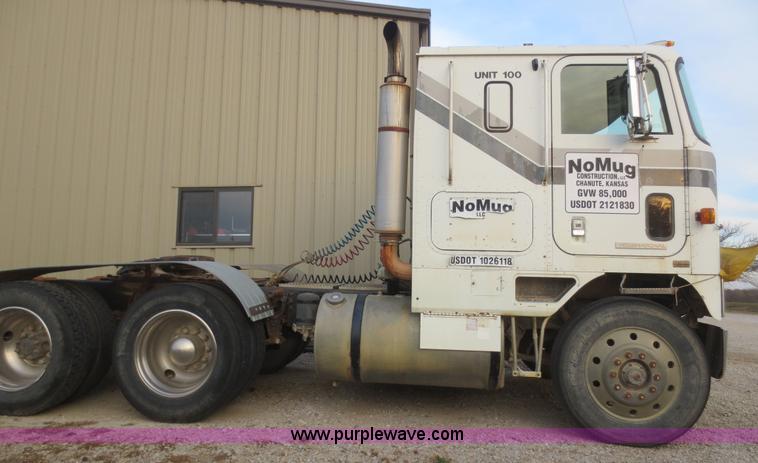 image for item D2214 1985 International COF9670 semi truck