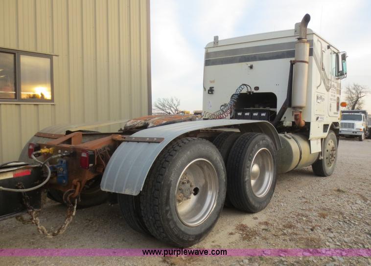 image for item D2214 1985 International COF9670 semi truck