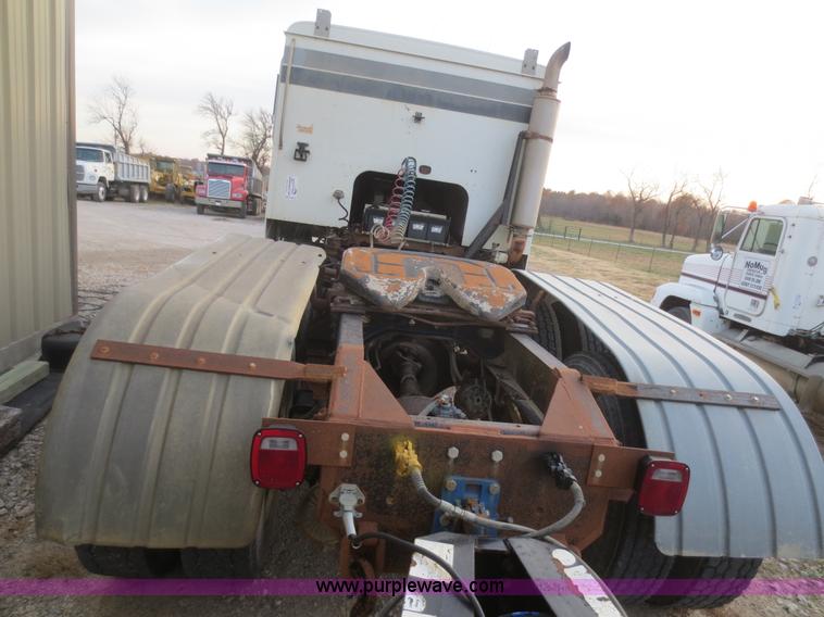 image for item D2214 1985 International COF9670 semi truck