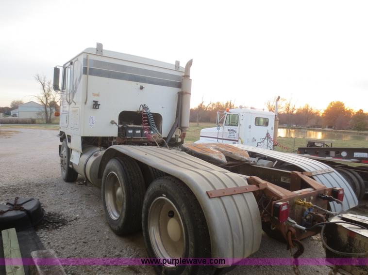 image for item D2214 1985 International COF9670 semi truck