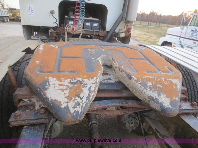 image for item D2214 1985 International COF9670 semi truck