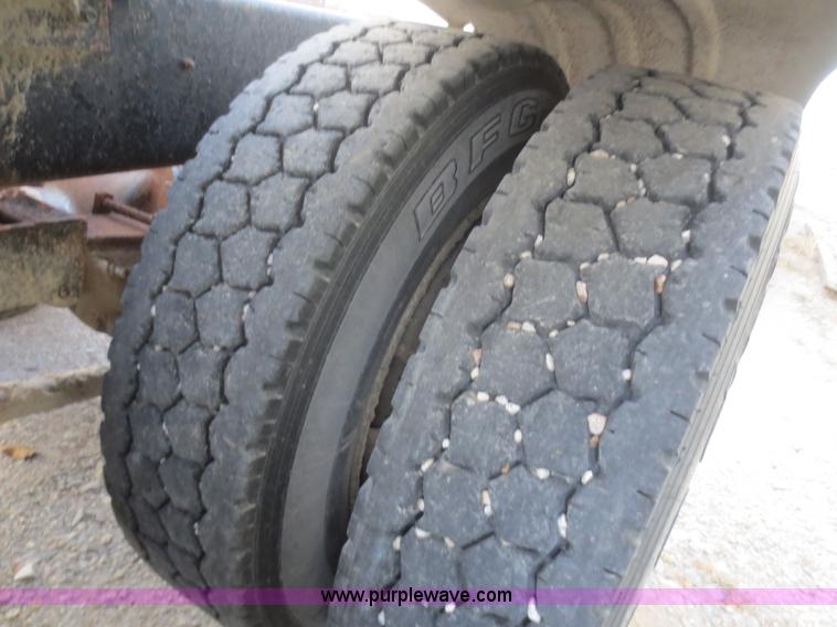 image for item D2214 1985 International COF9670 semi truck