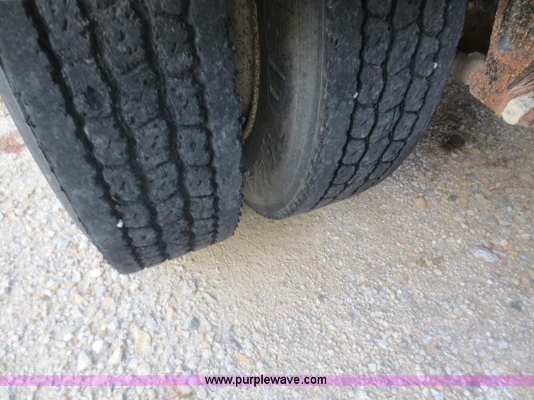 image for item D2214 1985 International COF9670 semi truck