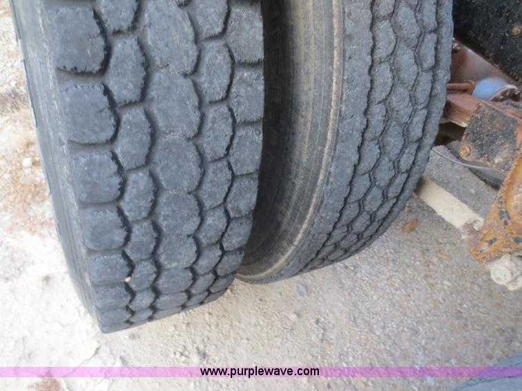 image for item D2214 1985 International COF9670 semi truck