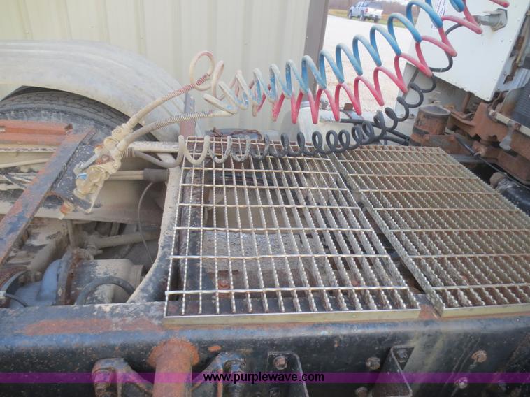 image for item D2214 1985 International COF9670 semi truck