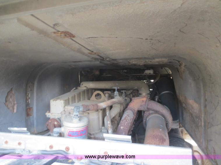 image for item D2214 1985 International COF9670 semi truck