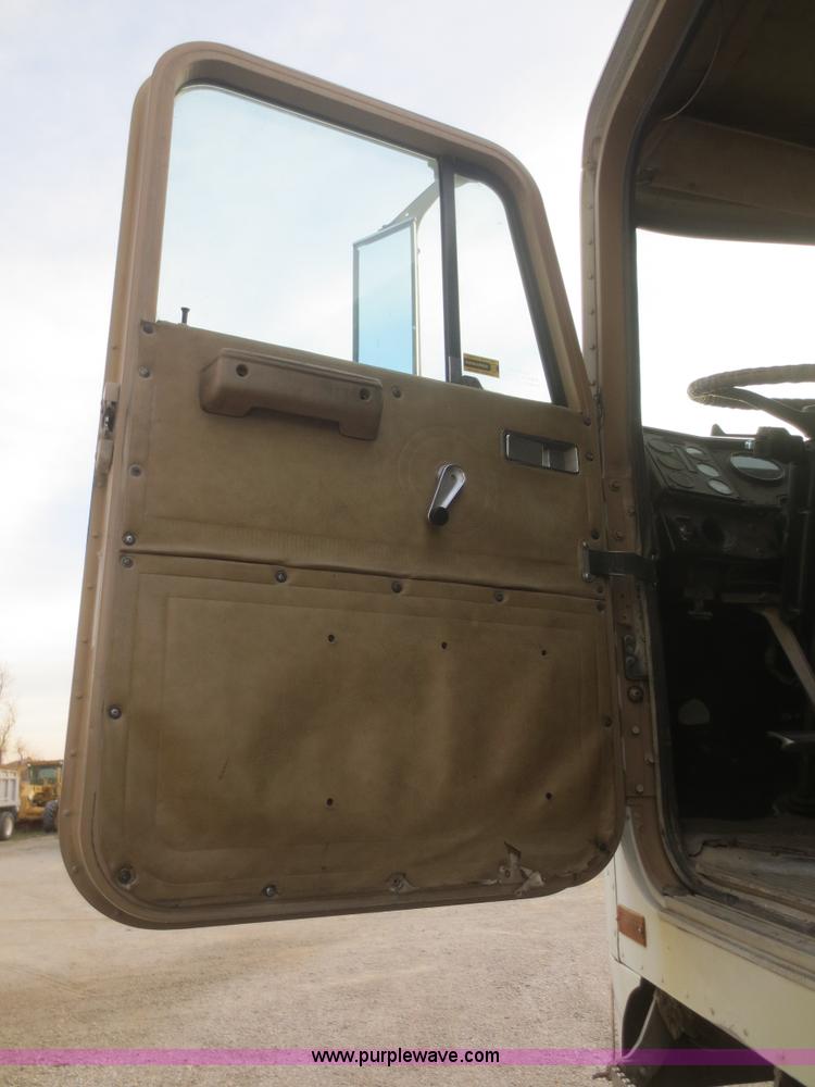 image for item D2214 1985 International COF9670 semi truck