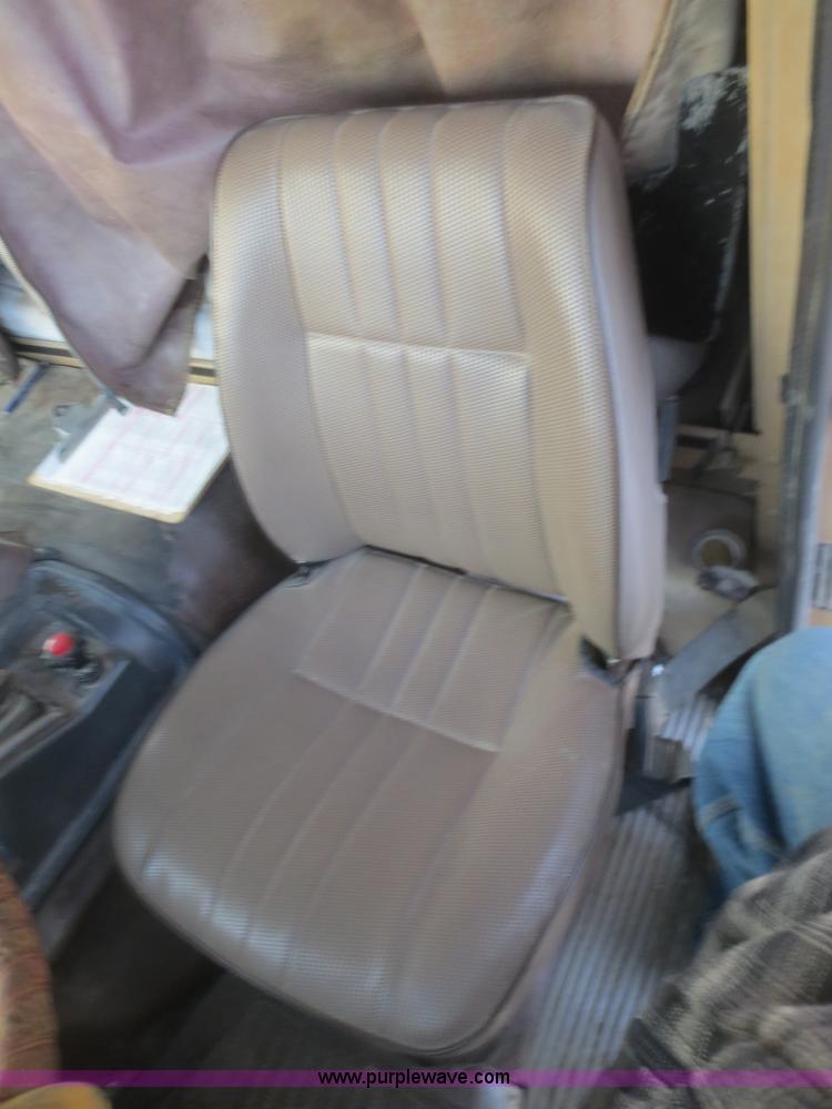 image for item D2214 1985 International COF9670 semi truck