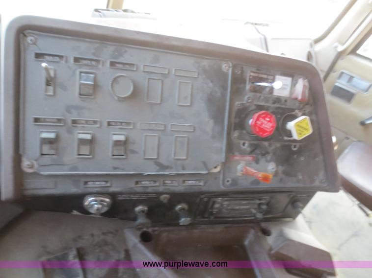 image for item D2214 1985 International COF9670 semi truck